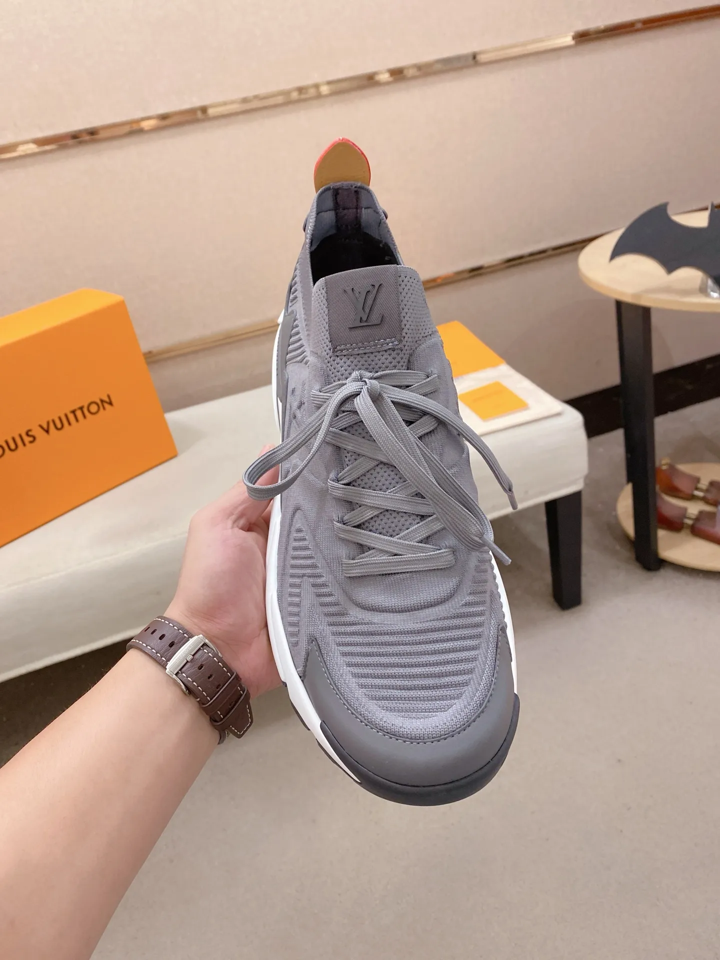 Men's Men's Shoes💰: 620💰The high version of the LV Runner Tatic sneakers are made of a whole piece of technical knitting to create an easy-to-take-on design, and are trimmed with cow leather to outline the upper. The LV logo on the side creates a dynamic feel among the textures, and the leather back strap is shaped like the handle fasteners in the Louis Vuitton leather goods collection. Mixed materials Laces Louis Vuitton accents Rubber outsole with Vuitton logo Size 39-44 Customizable 38.45.46